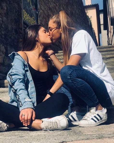 lesbianas besandose|Adela y Carol se besan apasionadamente